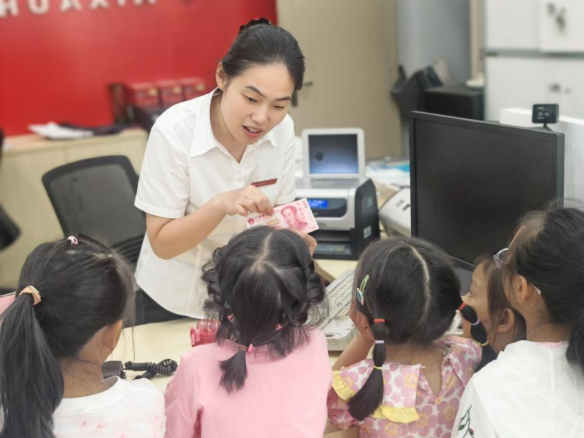 普及金融知识万里行 助力金融知识走进百姓身边——华夏银行2024年普及金融知识万里行活动精彩瞬间